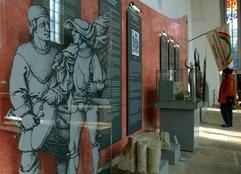 In der Kornmarktkirche in Mühlhausen betrachtet eine Besucherin die Ausstellungsstücke des Bauernkriegsmuseums, das am Tag zuvor nach monatelanger Schließung und Neugestaltung offizielll wieder eröffnet wurde. (Foto: dpa)