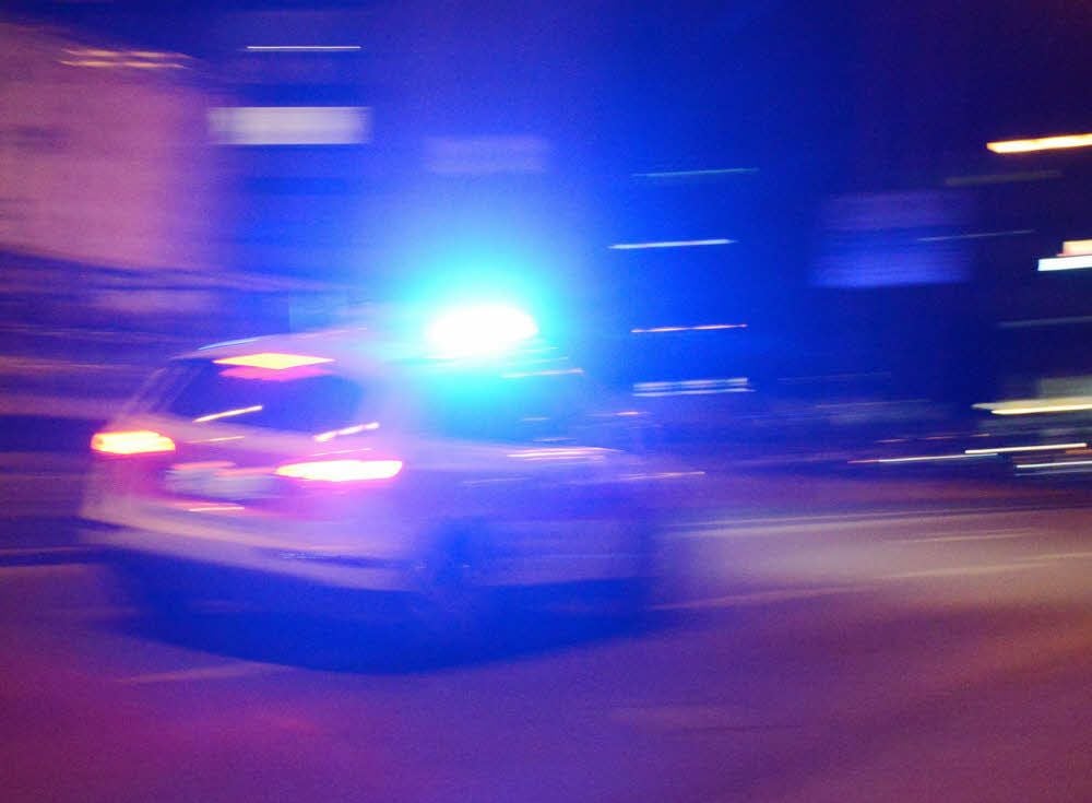 Der Notarzt wird in einem Fahrzeug zum Unfallort gebracht. Ein Rettungswagen fährt gesondert.