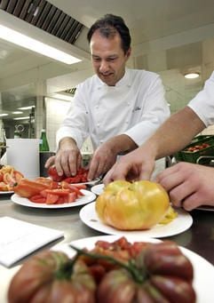 Koch Robert Stolz (Restaurant Stolz in Plön) bereitet am Montag (14.08.2006) für die «Küchenparty» im Hotel Vier Jahreszeiten in Hamburg verschiedene historische Tomatensorten für sein Gericht vor. (Foto: dpa)
