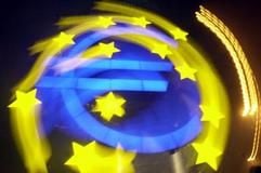 Das Euro-Symbol umgeben von gelben Sternen, die die Mitgliedsländer der EU darstellen.