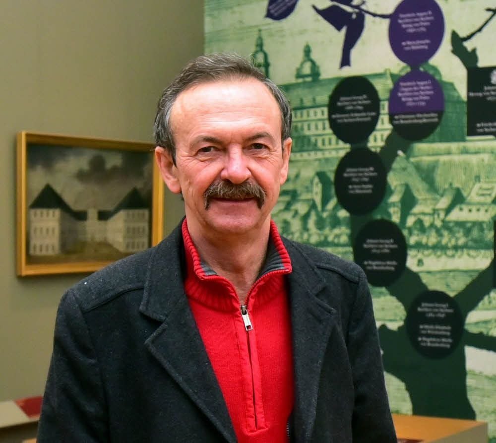 Martin Schmager inmitten der Barockausstellung im Weißenfelser Schloss.