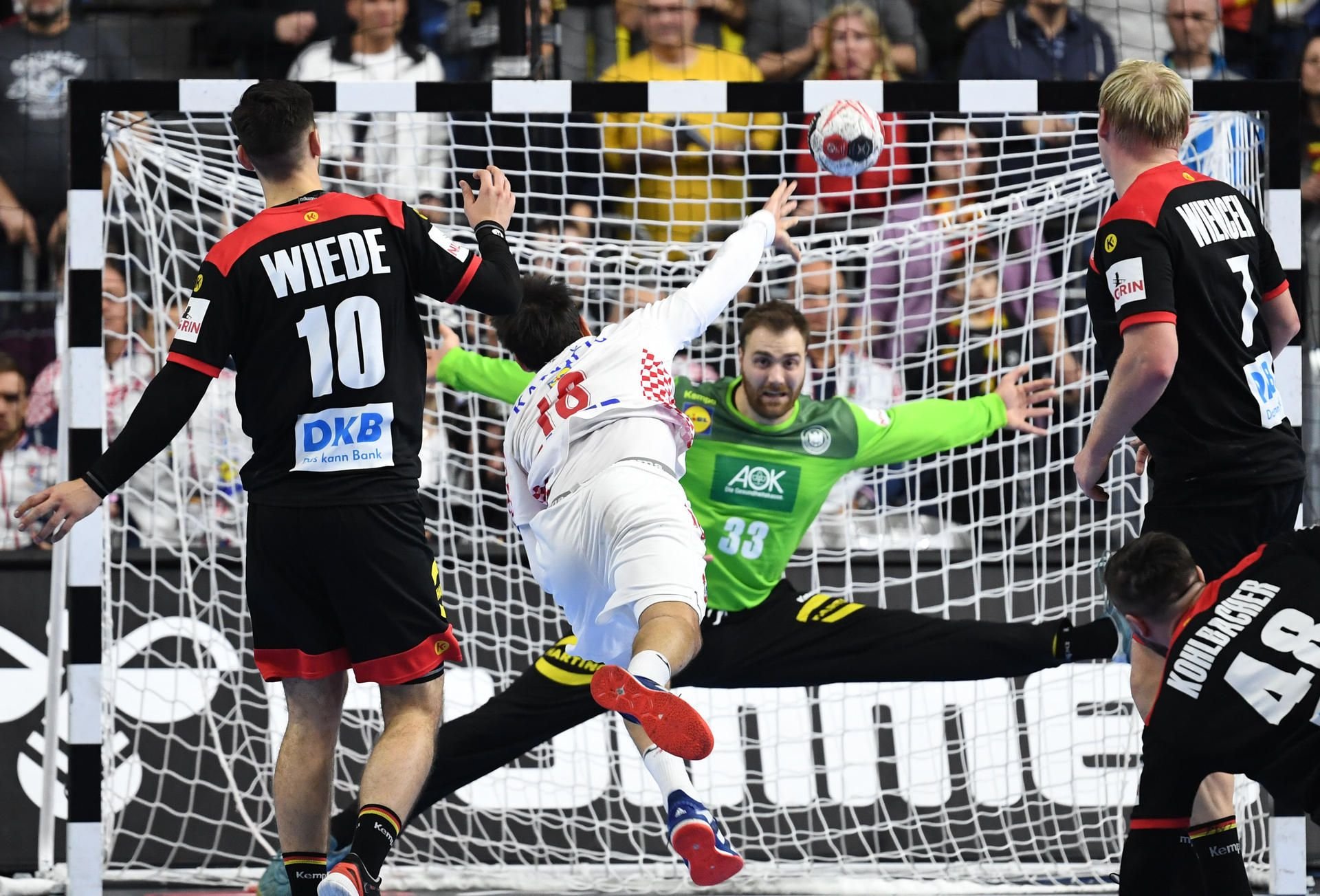Kroatiens Igor Karacic (2l) wirft auf das Tor von Deutschlands Torwart Andreas Wolff.