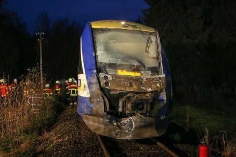 Ein beschädigter Zug steht am 12. November bei Hohenpeißenberg (Bayern) nach einem Unfall auf dem Gleis. (FOTO: DPA)