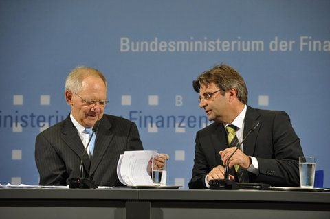 Bundesfinanzminister Wolfgang Schäuble (CDU, l) und sein Sprecher Michael Offer. (ARCHIVFOTO: DPA)