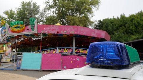 Ein Polizeiauto steht vor dem Karussel Disco Star auf dem Volksfest in Hemau. (FOTO: DPA)
