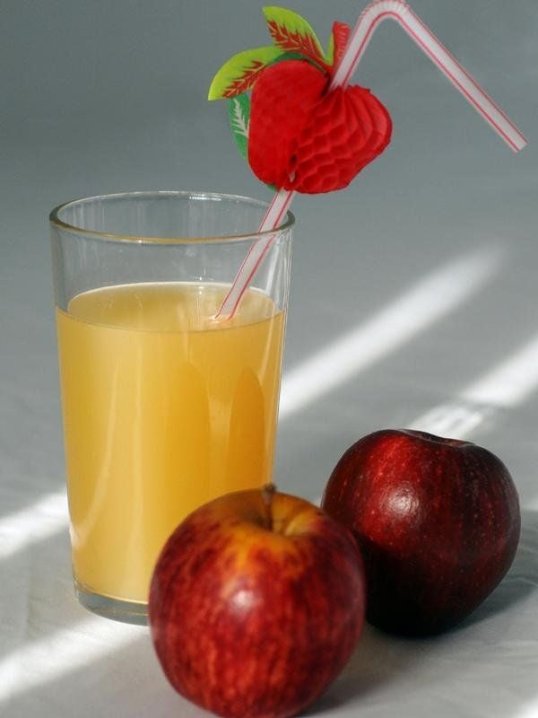 Ganz oder gar nicht: Eine Harvard-Studie belegt, dass Fruchtsäfte das Diabetes-Risiko erhöhen können - im Gegensatz zu den ganzen Früchten. Der Obst-Konsum am Stück führt demnach zu einer Senkung der Erkrankungsgefahr.