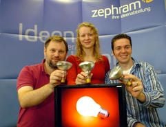 Diese drei sorgen dafür, dass Firmenchefsauf Bestellung ein Licht aufgeht: ProfessorGraham Horton, Jana Görs und René Chelvier(von links) haben an der Magdeburger Uni dieIdeenfabrik Zephram gegründet. (MZ-Foto: UliLücke)