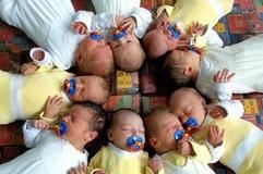 Schlummernde Babys auf einem Wickeltisch. (Foto: dpa)