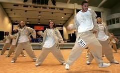 Die Formation «Just Blaze» aus Pforzheim gewinnt am Samstag (10.06.2006) bei den Deutschen Meisterschaften im Hip Hop in Freiburg den Titel in der Formationswertung. (Foto: dpa)