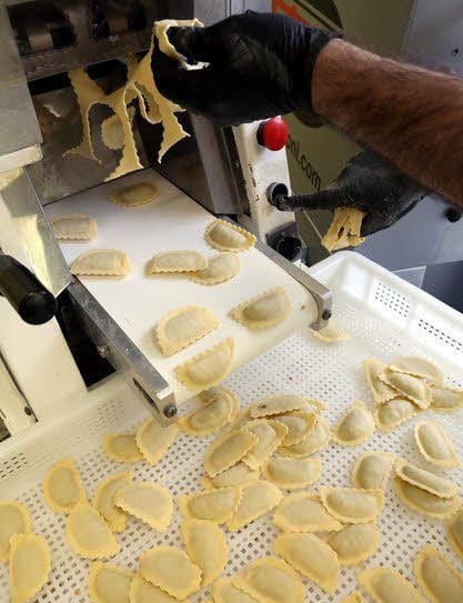 Derweil übernimmt eine spezielle Maschine die Form der Teigtaschen.