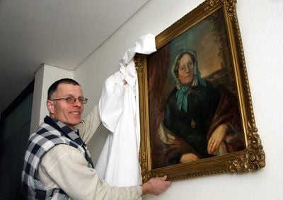 Stefan Kiehne enthüllte das von W. Rein gemalte Bild der Johanna Kalberlah im alten Badehaus.