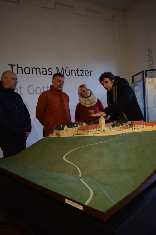 Siegfried Eisenmann (l.) und Heike Hinke vom Landesinstitut für Schulqualität und Lehrerbildung mit Museumsleiter Adrian Harkte in der Ausstellung