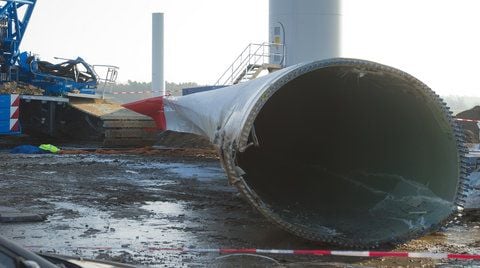 Das zerstörte Führerhaus eines Kranes neben dem am Boden liegenden Rotorteil einer Windkraftanlage in Sundhagen (Mecklenburg-Vorpommern). Beim Aufbau der Windkraftanlage ist ein Kranfahrer von dem abgestürzten tonnenschweren Flügel getötet worden. (FOTO: DPA)