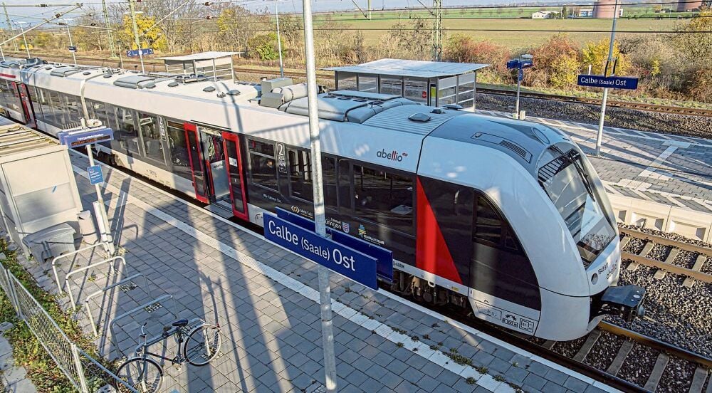Noch müssen Züge von Bernburg nach Magdeburg in Calbe die Fahrtrichtung ändern. Bald soll es schneller gehen.