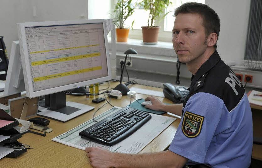 Stefan Klein am Rechner, wo die Wunsch-Blitzer eingehen. 52 hat das Revier inzwischen erhalten. Darüber hinaus gab es allgemeine Verkehrshinweise.