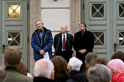 Prof. Dr. Patrik Wagner vom Institut für Geschichte, Universitätsrektor Prof. Dr. Wulf Diepenbrock, Dr. Hans-Jochen Marquardt, Beigeordneter für Kultur, Bildung und Sport der Stadt Halle (v.l.n.r.) vor dem Löwengebäude. (FOTO: MATTHIAS KRETSCHMANN)