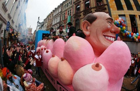 Ein Motivwagen zum Thema Berlusconi fährt im Februar 2010 in Köln (Nordrhein-Westfalen) durch die Stadt. Die Sexismus-Debatte hat nun auch bei den Jecken Einzug gehalten. (ARCHIVFOTO: DPA)