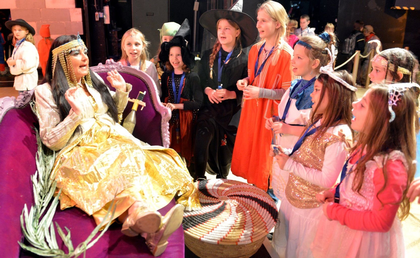 Jeanette Reinisch als Cleopatra übt mit den Kindern Zungenbrecher richtig auszusprechen. Das macht Spaß, ist aber gar nicht so leicht.