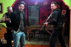 Keanu Reeves (M.) als Cop und einsamer Rächer Tom Ludlow in einer Szene des Films «Street Kings». (Foto: dpa)