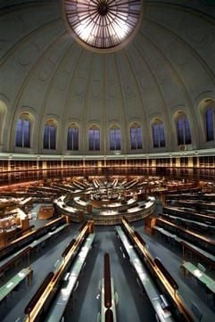 Blick aus der "Vogelperspektive" auf den weltberühmten Leseraum des Britischen Museums in London (Archivbild vom 01.09.1997). Am 07. Juni 2003 feiert das Museum sein 250-jähriges Bestehen. Ins Leben gerufen wurde die Institution nach dam Tod des Physikers und Naturforschers Hans Soane (1660-1753), der König Georg II. seine Sammlung von 71 000 hauptsächlich naturwissenschaftlchen Objekten gegen eine Summe von 20 000 Pfund überließ. 1759 wurde die Sammlung zu ersten Mal an demselben Platz zugänglich, an dem später das heutige Gebäude des Britischen Museums entstand. (Foto: dpa)