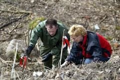 Spezialisten der Spurensicherung von der Polizei Bremerhaven untersuchen am Dienstag (22.03.2005) eine markierte Stelle. Die Suchaktion, die seit Montag (21.03.2005) läuft, findet im Rahmen einer sehr genauen Durchsuchung der Umgebung eines Industriegebietes in Bremerhaven statt. (Foto: dpa)