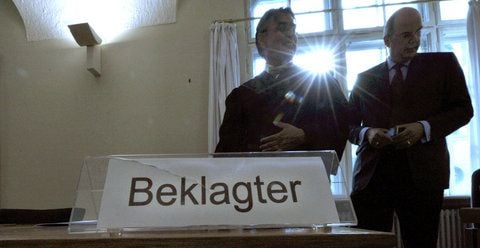 Rechtsanwälte der Metro stehen im Gerichtssaal im Oberlandesgericht in München. Die Metro hat sich im Machtkampf bei MediaSaturn gegen die Minderheitseigentümer um Firmengründer Kellerhals vor Gericht durchgesetzt. (FOTO: DPA)