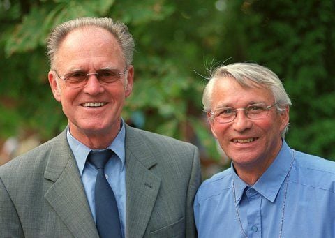 Der ehemalige Radweltmeister und damalige PDS-Bundestagsabgeordnete Gustav-Adolf «Täve» Schur (li.) steht neben seinem Mitarbeiter, dem Turn-Olympiasieger Klaus Köste. (ARCHIVFOTO: DPA)