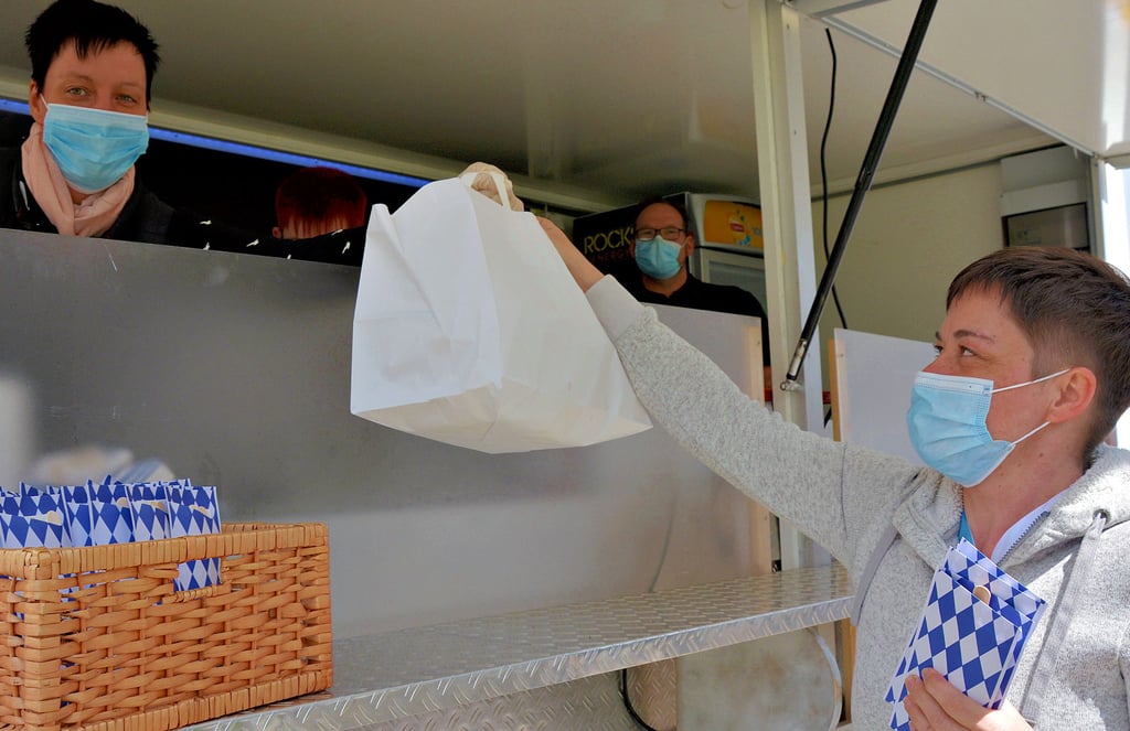 Jacqueline Hempfe von der Zentralen Patientenaufnahme (rechts) nimmt hier von Sabrina Kalkbrenner das Essen entgegen. Die kostenlose Mahlzeit aus dem Foodtruck war ein Dankeschön des Regionalgeschäftsführers Ameos Ost für den gelungenen Beitrag zur Jerusalema-Challenge des Halberstädter Ameos-Klinikums.