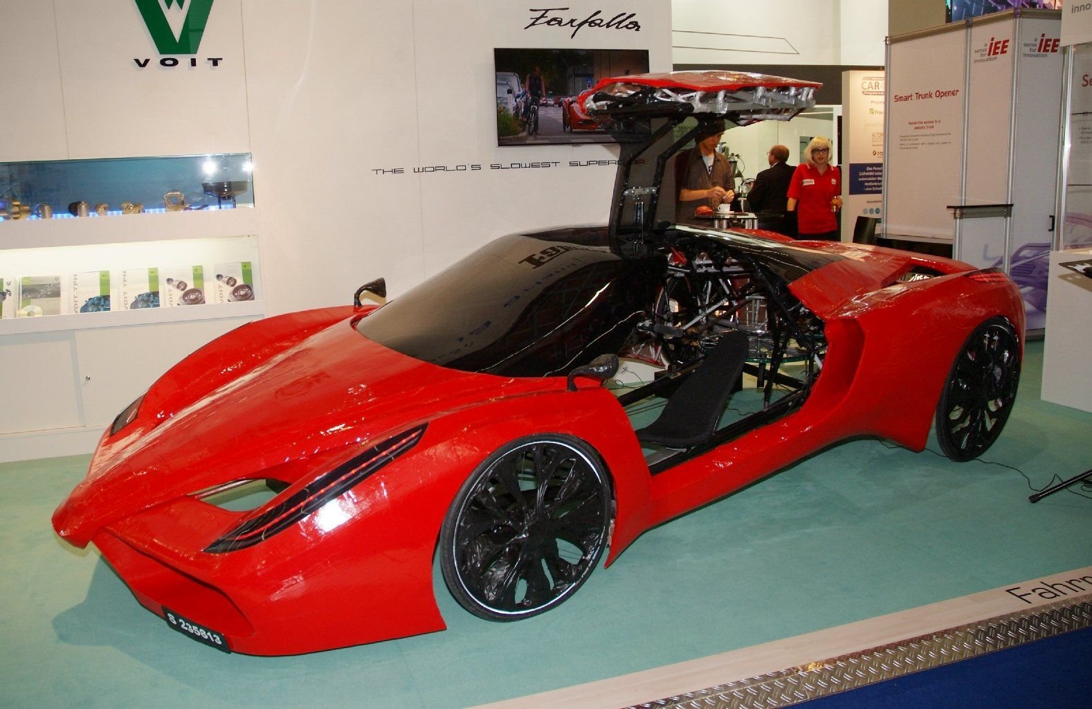 Der Fahrradi Farfalla ist eine Persiflage auf Sportwagen von Ferrari und Co. und setzt den Supersportwagen absolute Langsamkeit entgegen.