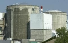 An den dunklen Flächen des linken Reaktorgebäudes des Kernkraftwerkes Fessenheim erkennt man am 4. August 2003 das Wasser-Sprühsystem an dem Atomkraftwerk. Wegen der außergewöhnlichen Hitze bekommt das französische Atomkraftwerk in Fessenheim (Elsass) eine «kalte Dusche». Durch ein Wasser-Sprühsystem auf dem Dach bleibe die Temperatur konstant und sorge für einen störungsfreien Betrieb, heißt es. Bei mehr als 50 Grad in den Reaktor-Gebäude müsste die gesamte Anlage abgeschaltet werden. (Foto: dpa)