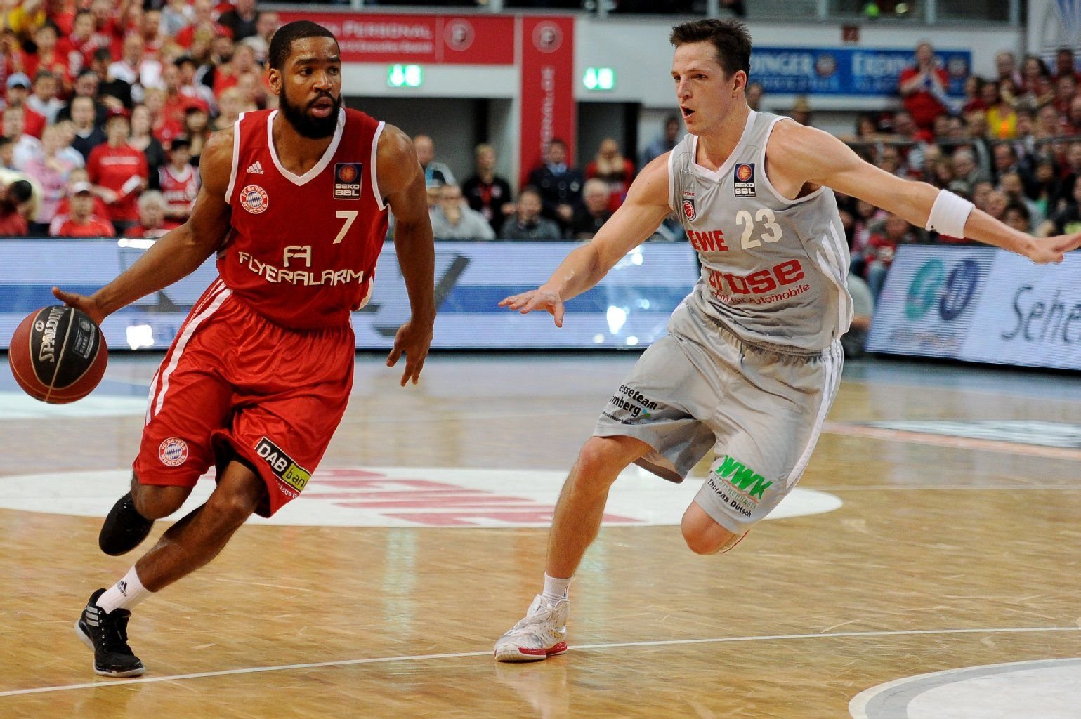 Der Bamberger Casey Jacobsen (rechts) versucht den Münchner Brandon Thomas zu blocken.