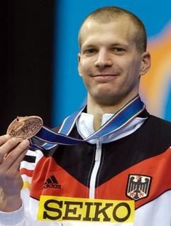 Tobias Unger aus Kornwestheim präsentiert am Sonntag (07.03.2004) während der Siegerehrung bei der Leichtathletik-Hallen-WM in der Budapester Sportarena seine Bronzemedaille. Im Finale über 200 Meter wurde er hinter dem neuen Hallen-Weltmeister Dominic Demeritte von den Bahamas und dem Schweden Johan Wissmann Dritter. (Foto: dpa)