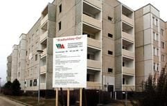 Leerstehende Wohnhäuser, die abgerissen werden sollen, stehen im Februar 2005 in Magdeburgs Plattenbausiedlung Neu-Olvenstedt (Archivfoto: dpa)