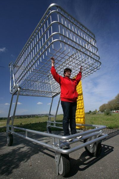 Riesen-Einkaufswagen (Foto: dpa)