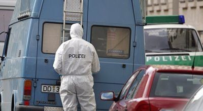 Ein Beamter der Spurensicherung arbeitet vor einem Wohnhaus in Leipzig. Im Mordfall Michelle hat die Polizei einen Tatverdächtigen gefasst. (FOTO: DPA)