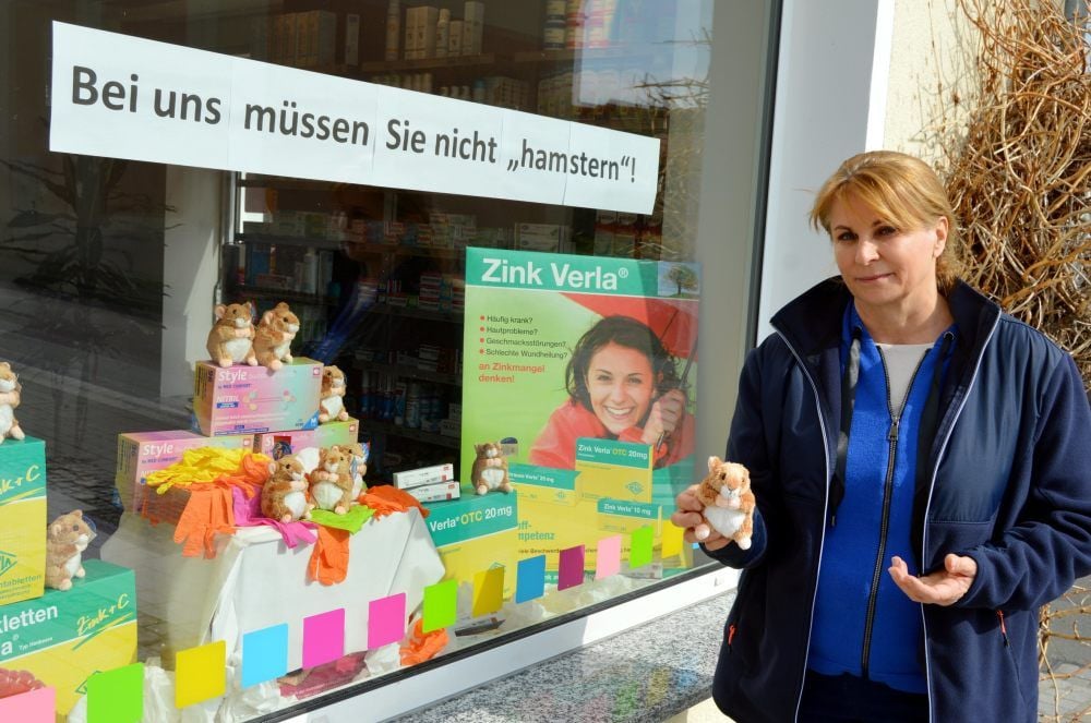 Plüschhamster im Schaufenster sollen zeigen: Gehamstert werden muss nicht in der Neuen Apotheke in Hohenmölsen.
