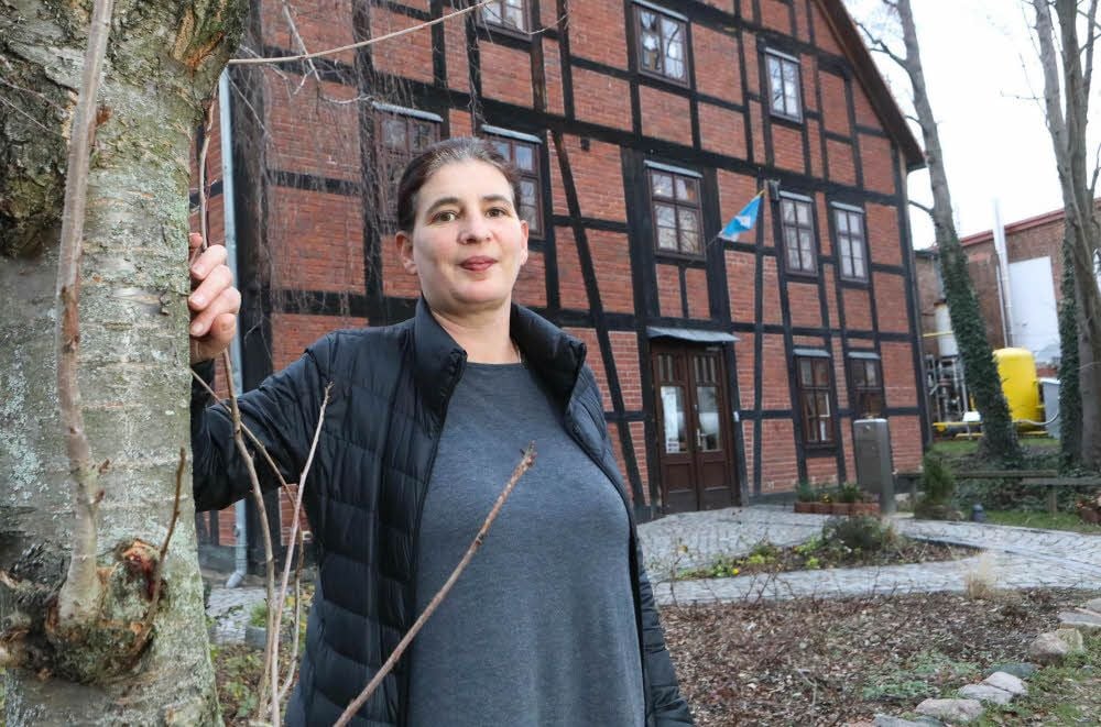 Iris Seidel vor der Roßlauer Ölmühle als ihrer neuen Wirkungsstätte.