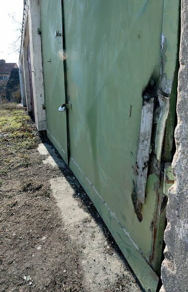 Die mit einem Winkelschleifer aufgebrochene Stahltür einer Garage in Waldau
