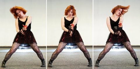 Die Bildkombo zeigt die Studentin Aline Westphal beim Spielen der Luftgitarre. (FOTO: DAPD)