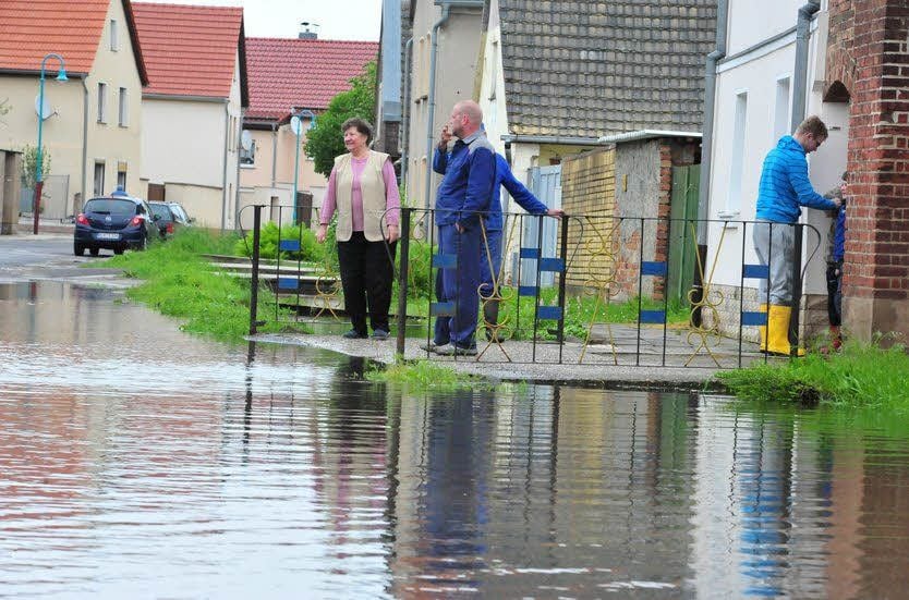 Überflutete Lobitzscher Straße in Uichteritz beim Hochwasser 2013.