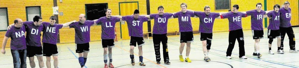 In Klostermansfeld halfen die Handballer beim Heiratsantrag von Stefan Mühlenberg.