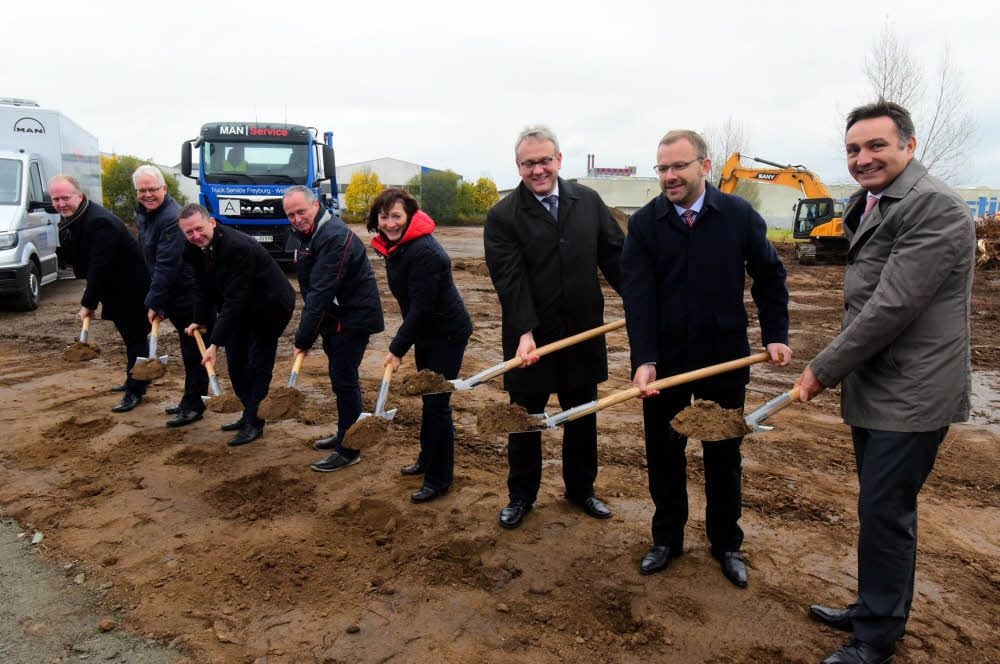 Viel Prominenz war am Montag zum ersten Spatenstich für das neue Firmengelände gekommen.