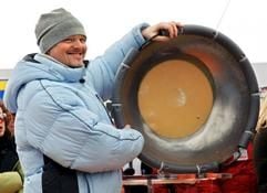 Warm eingepackt zeigt der Entertainer Stefan Raab, Erfinder der «Wok-WM 2005», am Freitag (04.03.2005) in Winterberg (Sauerland) auf den Einer-Wok. (Foto: dpa)