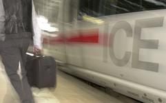 Die deutsche Bahn reformiert die Durchsagen in Fernzügen. Fahrgäste wünschen sich neben einem netteren Ton auch bessere Informationen etwa bei Verspätungen. (Foto: dpa)