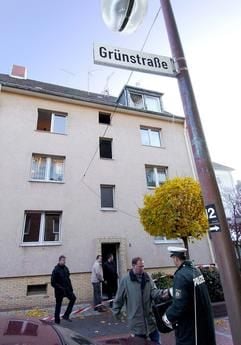 Polizei- und Kriminalbeamte suchen am Donnerstagmorgen (06.11.2003) in Jülich in einem Mehrfamilienhaus nach Spuren der Brandursache.(Foto: dpa)