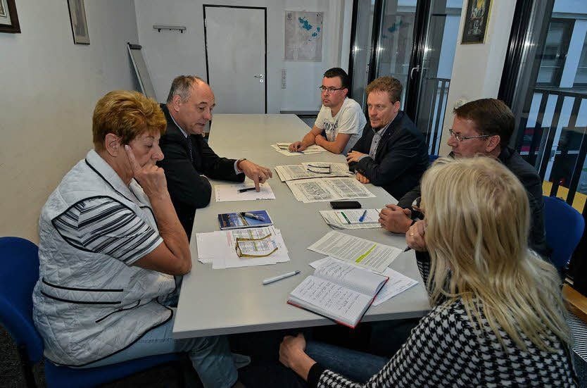 Die MZ im Gespräch zur Schulbusproblematik mit Christa Müller (Bus-Müller), Torsten Ceglarek (DVG), Dietrich Kochmann und Sven Köhler (Schulverwaltungsamt) und Stadt-Pressesprecher Carsten Sauer (v.l.n.r.).