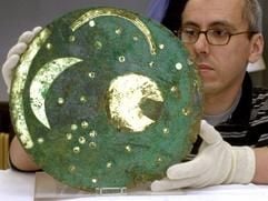 Die rund 3600 Jahre alte Sternenscheibe von Nebra im Kreis Sangerhausen. Auf der Scheibe, die Teil des ältesten astronomischen Observatoriums der Menschheitsgeschichte ist, ist eine astronomische Darstellung von Sonne, Mond und Sternen zu sehen. (Archivfoto: dpa)