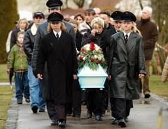 Der Trauerzug mit dem Sarg der kleinen Carolin zieht am Donnerstag (15.01.2004) über den Friedhof in Gundelfingen an der Donau. (Foto: dpa)
