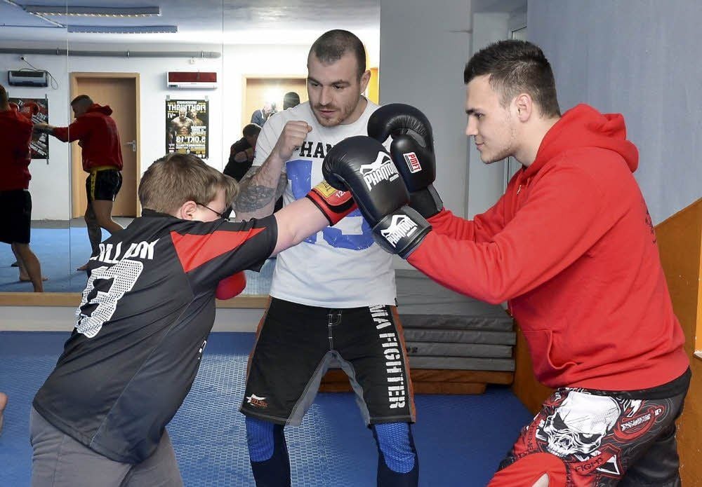 Trainer Felix Schmidt (Mitte) gibt im Kick-Boxen leidenschaftlich Ratschläge. Paul Merkel (rechts) und Markus Schirmer in Aktion.