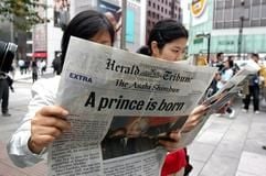 Zwei Japanerinnen lesen in einer Extra-Ausgabe der «Herald Tribune» über die Geburt des kleinen Prinzen. (Foto: dpa)
